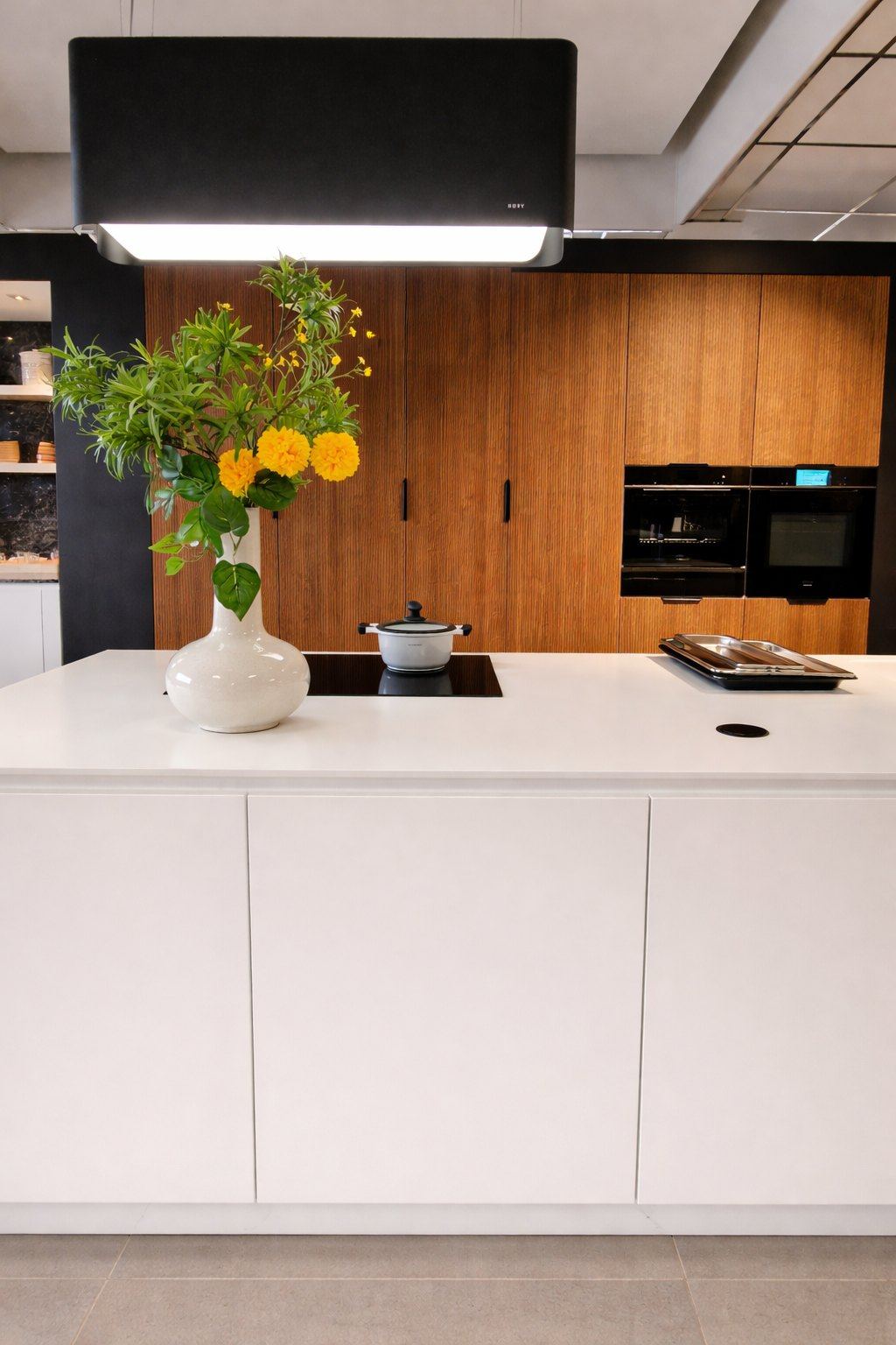 Dezelfde showroomkeuken met styling van IN/FLEUR